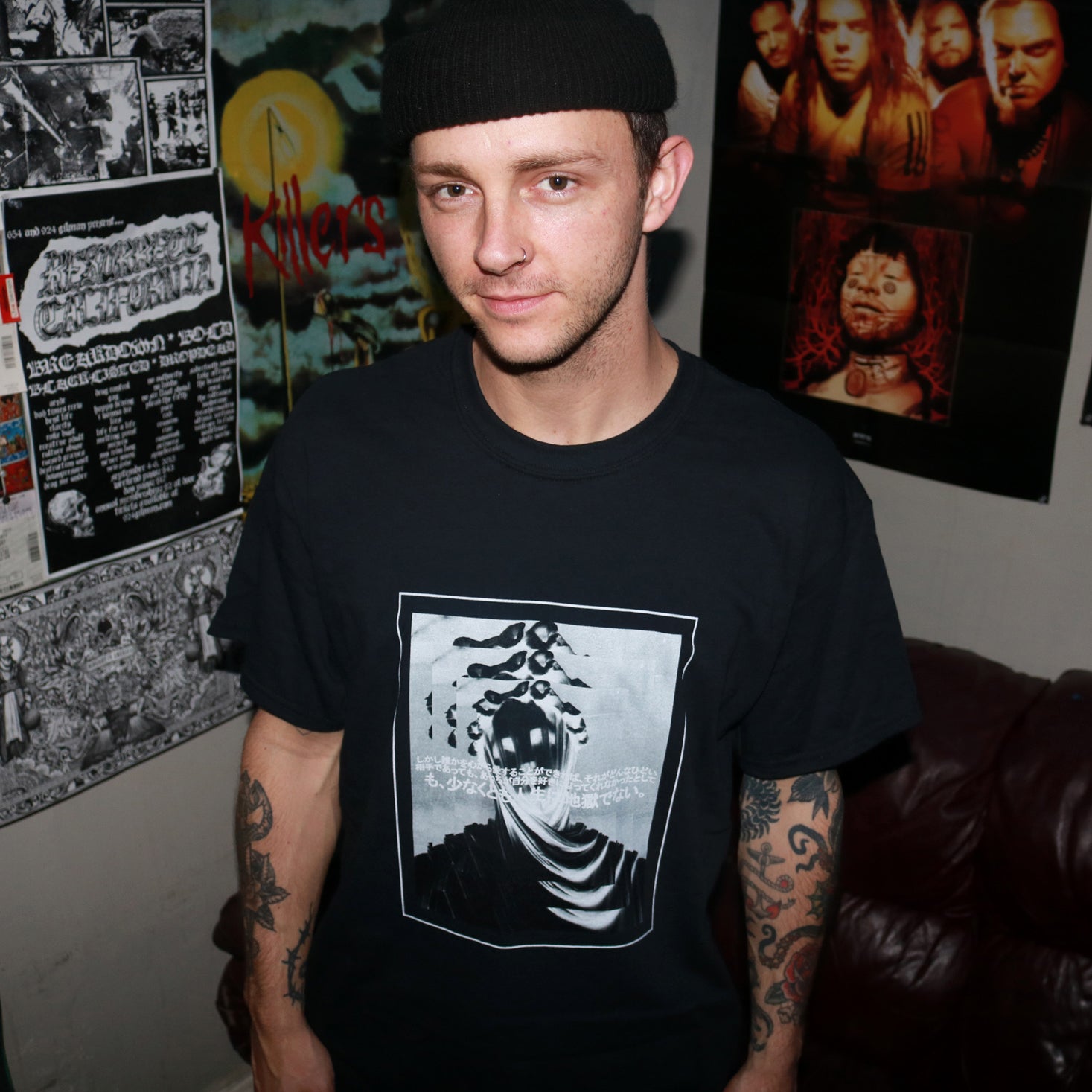 Surreal repeating inverted image of veiled woman statue featuring a japanese quote from Haruki Murakami's 1Q84